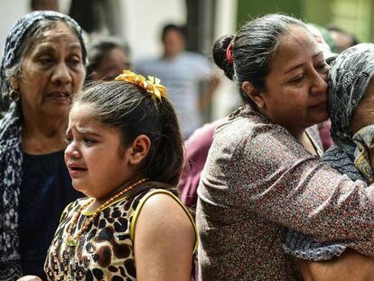 Familiares de una de las víctimas del sismo, en Juchitán.