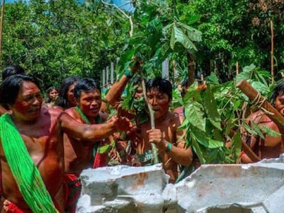 Indios Wajãpi protestan contra el decreto presidencial que pone fin a la reserva natural del Amazonas donde viven.
