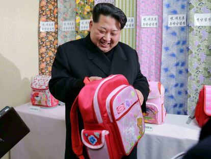 El líder norcoreano visita una fábrica textil el año pasado.