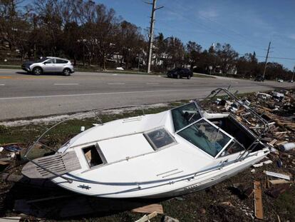 Una embarcación y destrozos causados por Irma en una carretera en Florida.