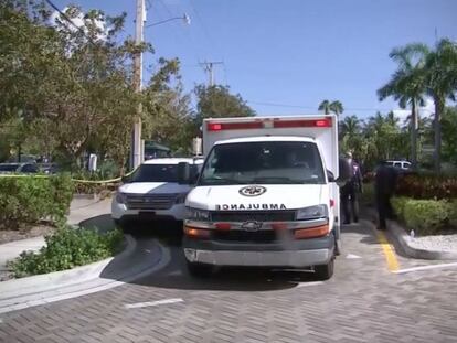 Una ambulancia pasa por los alrededores del asilo. REUTERS