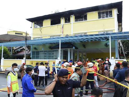 Policía y personal de rescate en la escuela que se ha incendiado en Kuala Lumpur.