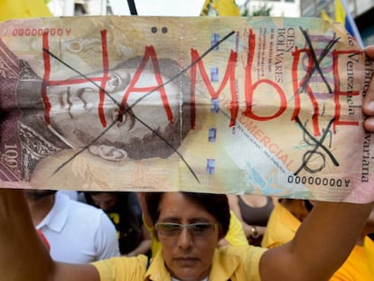 Opositores venezolanos se quejan del desabastecimiento en una marcha en Caracas.