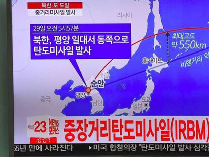Un hombre surcoreano ante una pantalla de televisión tras el misil lanzado por Corea del Norte en agosto. En vídeo, el lanzamiento del nuevo misil que ha sobrevolado Japón.