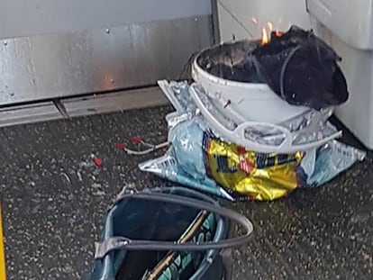 En la imagen, cedida por @Rrigs, el supuesto origen de la explosión en Londres: un cubo blanco dentro de una bolsa de plástico.