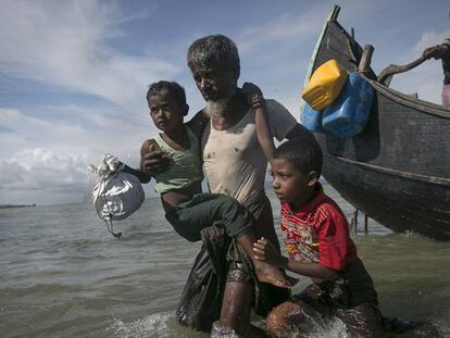 Una barcaza con ciudadanos de la etnia rohingya llega a Bangladés desde Myanmar, el pasado 14 de septiembre.