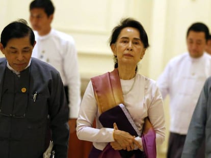 La consejera estatal de Birmania, Aung San Suu Kyi (en el centro).