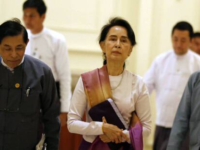 La consejera estatal de Birmania, Aung San Suu Kyi (en el centro).