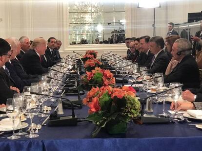El presidente Trump da a bienvenida en una cena con líderes latinoamericanos en Nuena York. Enfrente, el presidente Santos. GOBIERNO DE COLOMBIA