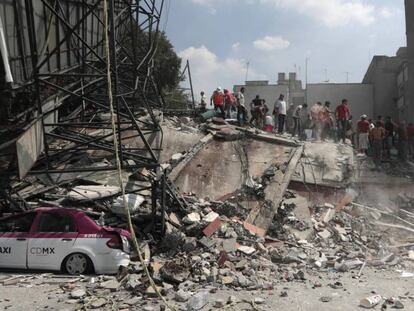Voluntarios buscan en un edificio derrumbado por el terremoto, en el barrio de La Roma, en Ciudad de México.