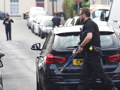 Un policía durante registro de una vivienda en Newport, Gales, este miércoles.