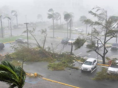 Olho do furacão Maria sai de Porto Rico, deixando a ilha arrasada