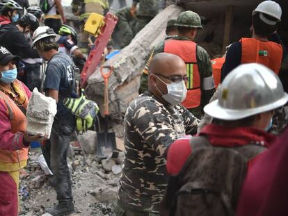 Voluntarios remueven los escombros en la capital de México.