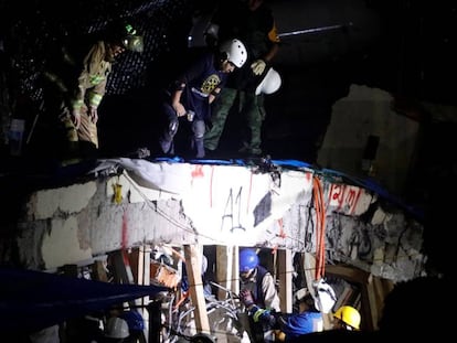 Los equipos de rescate se afanan entre los escombros de la escuela Enrique Rebsamen en Ciudad de México.