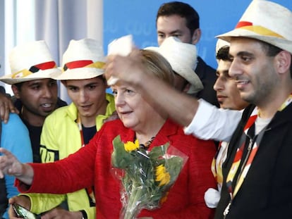 La canciller alemana, Angela Merkel, posa con un grupo de refugiados tras un mitin en Schwerin, al este de Alemania.