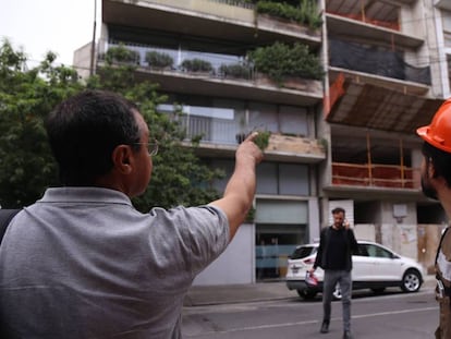 Dos ingenieros especialistas en estructuras revisan edificios en la Ciudad de México.