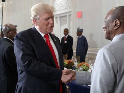 Trump saluda al presidente de Guinea, Alpha Conde, durante el almuerzo con otros mandatarios africanos