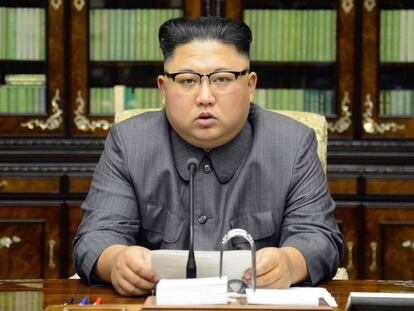 Kim responde a Trump, en una foto distribuida por la agencia oficial norcoreana KCNA.
