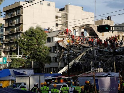 Rescatistas sobre el edificio de Álvaro Obregón.