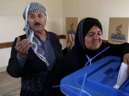 Un kurda vota en el referéndum este lunes en un colegio electoral de Erbil.