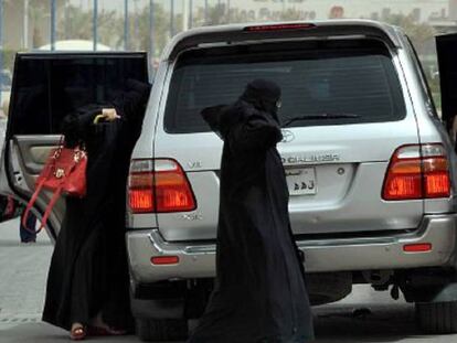 Mujeres saudíes bajan de un coche durante una jornada de protesta en 2011.