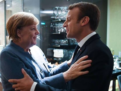 El presidente francés, Emmanuel Macron (der.) y la canciller alemana, Angela Merkel (der.) en Tallinn este jueves. En vídeo, declaraciones de Angela Merkel.