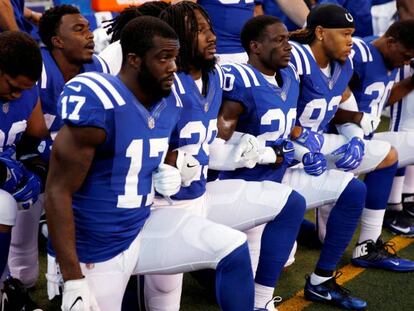 Jugadores del Indianapolis Colts se arrodillan durante el himno. En vídeo, un senador demócrata del Comité de Inteligencia advierte del riesgo del uso que hacen agentes extranjeros de las redes sociales.