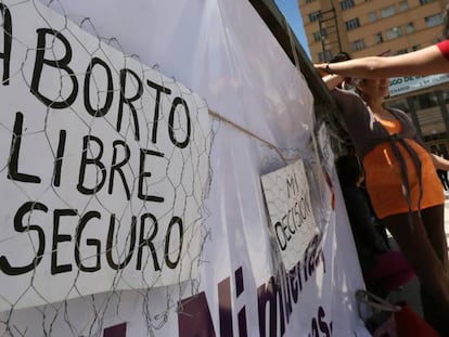 Activistas a favor de la despenalización del aborto se manifiestan en La Paz.