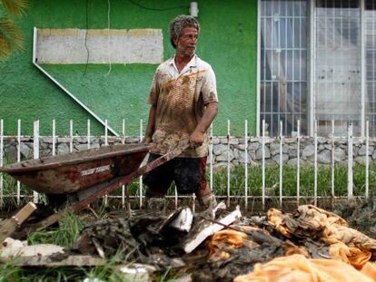 Un hombre saca sus pertenencias de su casa en Arecibo, Puerto Rico, el viernes.
