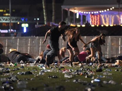 Plateia de um show em Las Vegas correm ao ouvirem rajadas de tiros.