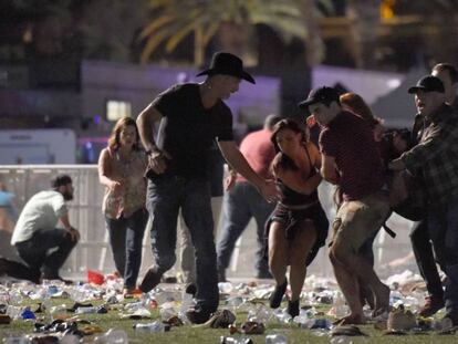 Asistentes al concierto en Las Vegas corren para ponerse a salvo al oírse los tiros. En vídeo, el momento del tiroteo, la evacuación y el despliegue policial.