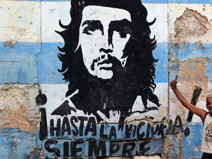 Un hombre posa junto a un graffiti del Che Guevara, en La Habana (Cuba).