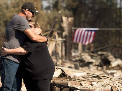 Dos residentes de Santa Rosa, California, frente a los escombros de su casa, el jueves.