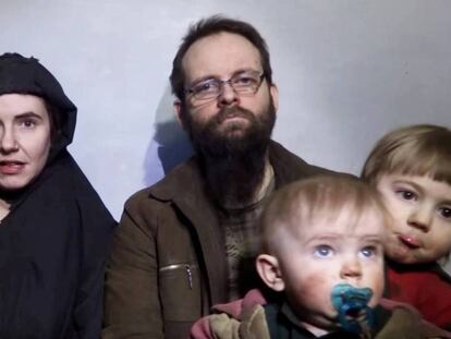 Caitlan Coleman (izq) junto a su marido, Joshua Boyle, y dos de sus tres hijos en un vídeo difundido por los talibanes el 19 de diciembre de 2016.