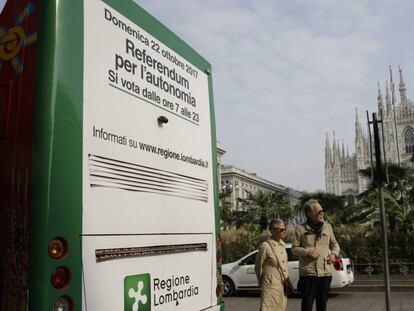 Un autobús anuncia en Milán el referéndum del próximo día 22 de octubre.