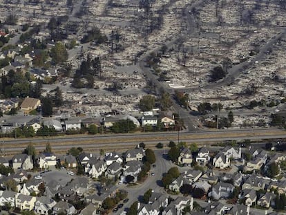 Una vía de tren separa un barrio arrasado de otro intacto en Santa Rosa, California.