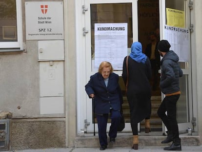 Varios ciudadanos en un colegio electoral de Viena, en Austria.