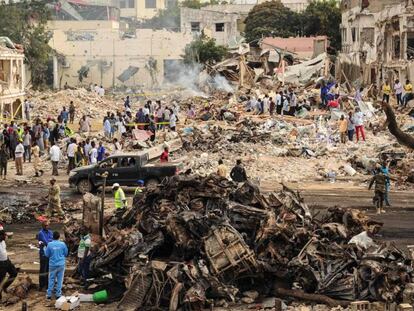 Lugar del atentado con camión bomba que ha dejado más de 200 muertos en Mogadiscio (Somalia).