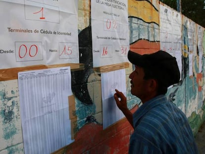 Un hombre consulta el listado de electores para poder ejercer el voto en Maracaibo.