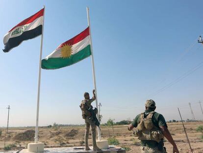 Miembros de las fuerzas federales iraquíes arrían la bandera kurda en Kirkuk este lunes.