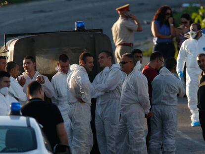 Expertos forenses cerca del coche bomba que ha matado a Caruana Galizia.