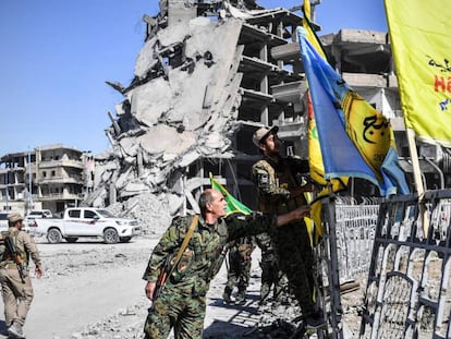 Las Fuerzas Sirias Democráticas colocan su bandera este martes.
