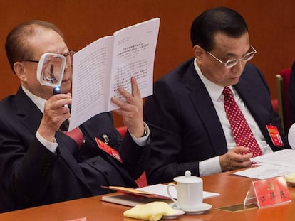Jiang Zemin le el discurso de Xi con una lupa en el 19 congreso del Partido Comunista de China este miércoles en Pekín.