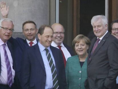 Políticos de CSU, FDP y CDU con la canciller Angela Merkel en el balcón de la Sociedad de Parlamentarios en Berlín, donde se celebran las conversaciones para formar una coalición de Gobierno.
