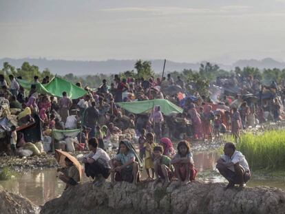 Miles de rohingya esperan, tras cruzar la frontera entre Myanmar y Bangladés, a que las autoridades les dejen ir a los campos de refugiados, este martes. Dar Yasin (AP).
