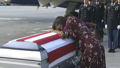 La mujer del soldado fallecido recibe este martes el féretro de su marido.
