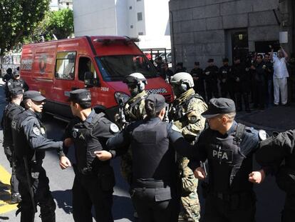 El cuerpo encontrado en el río Chubut ingresa a la morgue de Buenos Aires, rodeado de policías y militares.