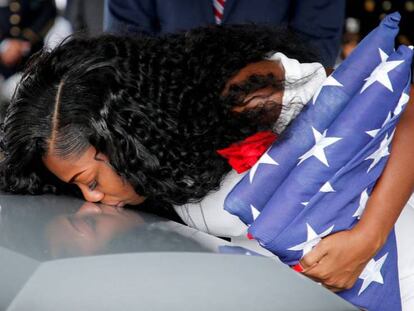 Myeshia Johnson, viuda del sargento La David Johnson, besa su ataúd durante su entierro el sábado.