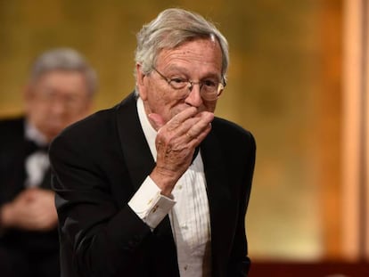 El arquitecto español Rafael Moneo lanza un beso a los asistentes mientras recibe el máximo galardón nipón de las Artes, el Praemium Imperiale.