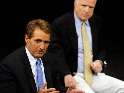 Los senadores Jeff Flake, en primer plano, y John McCain, en un acto público de 2013 en Arizona.